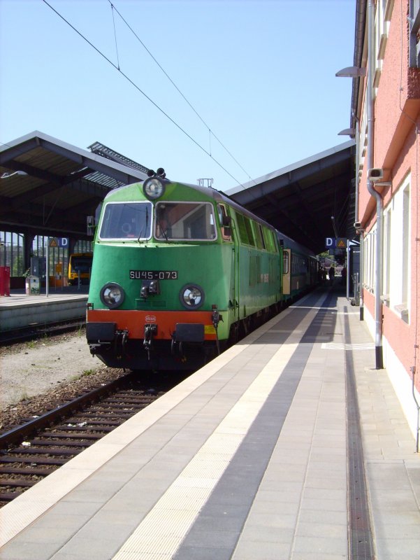 SU45 073 steht auf Gleis 10 mit den Poznan - Express in Frankfurt/Oder zur abfahrt bereit.