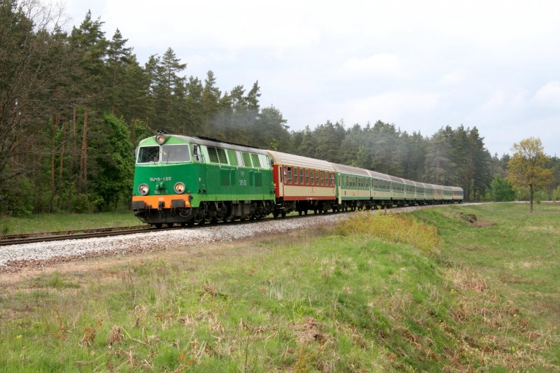 SU45-100 am D-Zug nach Warzawa,hier in Las Suwalski am 17.05.2009