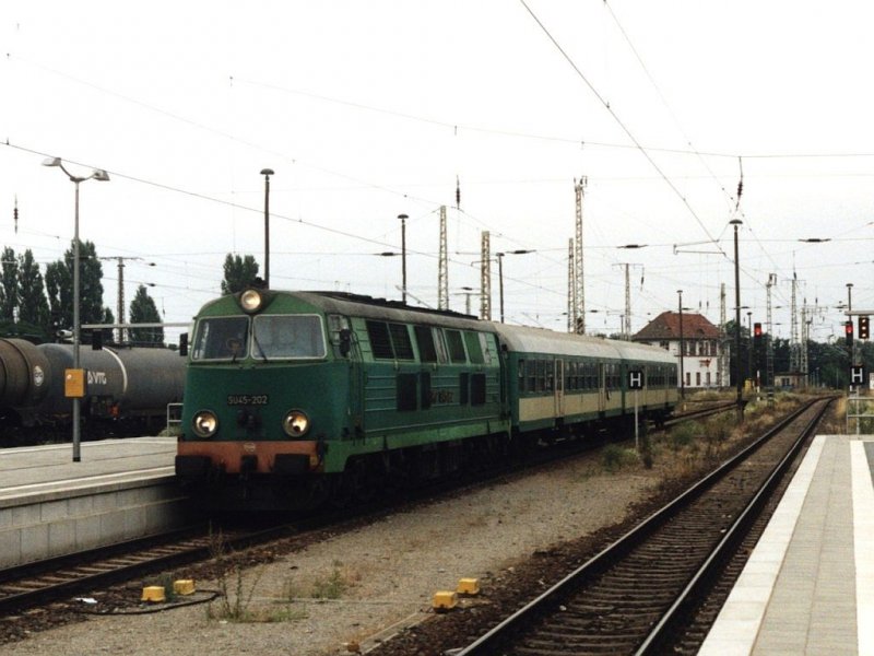 SU45-202 mit RB 5980 Rzepin-Frankfurt am Oder auf Bahnhof Frankfurt am Oder am 19-7-2005. Bild und scan: Date Jan de Vries. 
