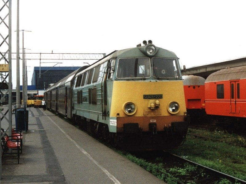 SU45-220 mit Zug 4446 Poznan Glwny-Wolsztyn auf Bahnhof Poznan Glwny am 5-8-2001. Bild und scan: Date Jan de Vries. 