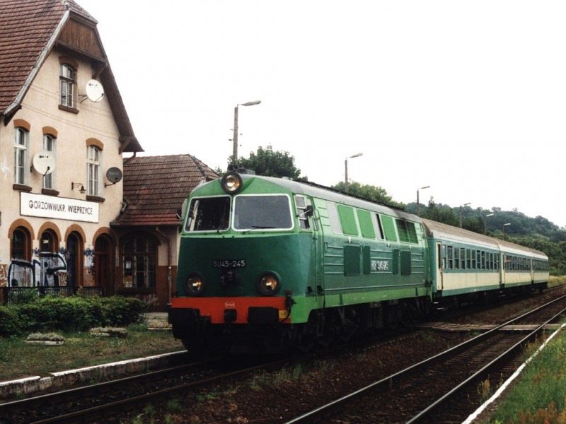 SU45-245 mit Zug 33327 Krzyz-Kostrzyn auf Bahnhof Gorzw Wielkopolski Wieprz am 18-7-2005. Bild und scan by Date Jan de Vries. 