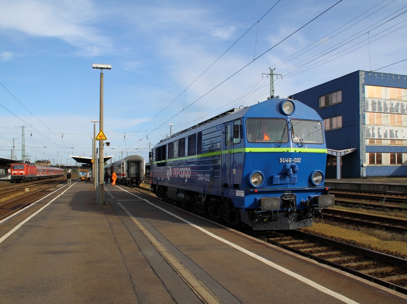 SU46-032 hat vom EC 340 abgekuppelt um Platz fr die 120 151-6 zu machen. (Cottbus am 5.10.2009)