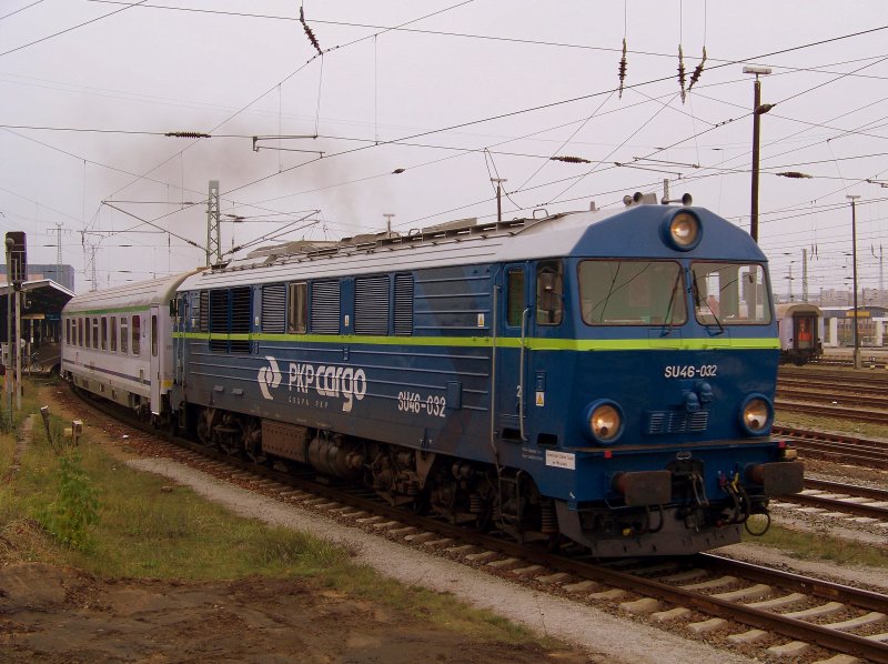 SU46-032 hat hier mit dem EC 341  Wawel  (Hamburg-Altona -> Krakow Glowny) Ausfahrt aus dem Bahnhof von Cottbus. 22.10.2009