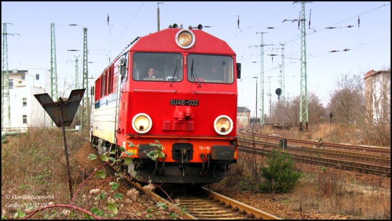 SU46-032 zieht heute IC241 nach Krakau. Sie hat den Zug in Cottbus bernommen und passiert hier gleich den B am Stw W25. Cottbus, 13.02.07