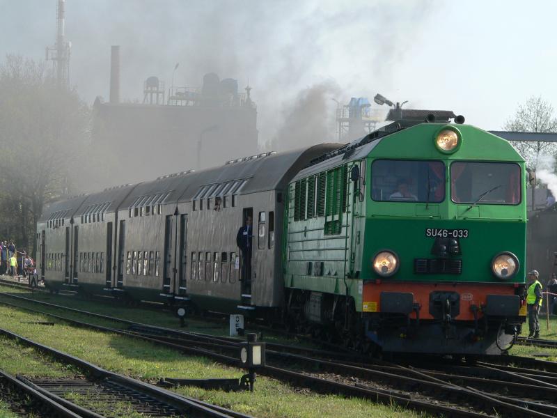 SU46-033 mit einem Regionalzug am 30.4.2005 in Wolsztyn.