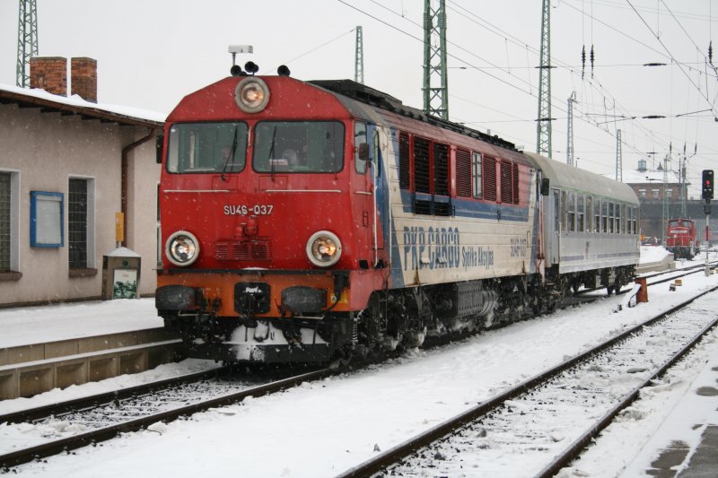 SU46-037 bei der Einfahrt in den Bahnhof Cottbus.19.02.09