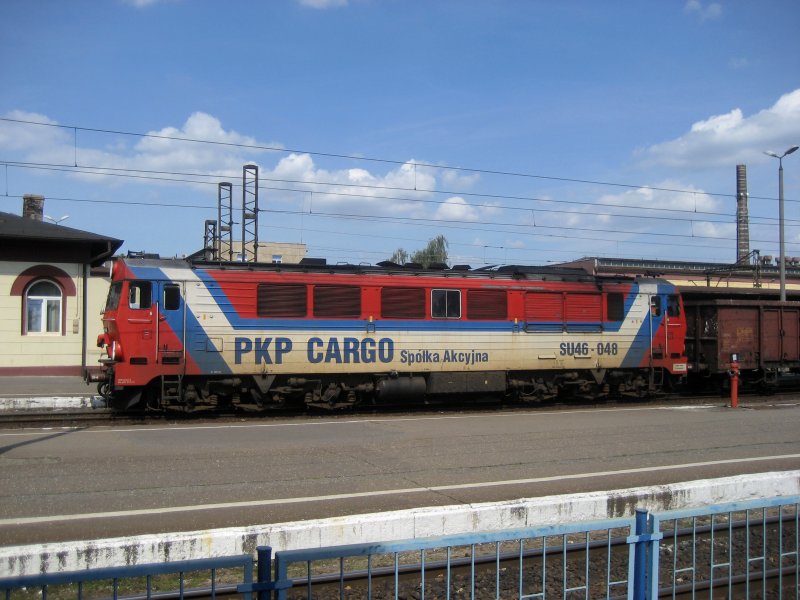 SU46-048 f�hrt am Ende des Zuges am 22.08.2008 durch Hauptbahnhof Bydgoszcz (Bromberg).
