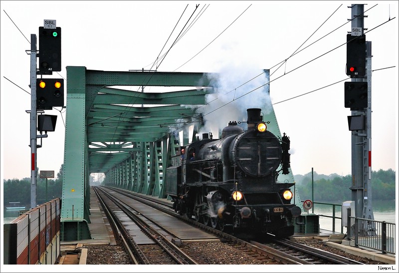 Sdbahn 109.13 (BB 38.4101) auf angehender Reise zum diesjhrigen Grand Prix der Dampflokomotiven in Budapest. Hier unterwegs als LZ17301 um in Wien/Oberlaa die Garnitur fr den Sonderzug abzuholen. Wien/Praterkai, 18.9.2009.