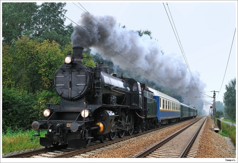 Sdbahn 109.13 (BB 38.4101) mit dem Sonderzug 16511 von Wien/Meidling nach Budapest zum Grand Prix der Dampflokomotiven. Gramatneusiedl, 18.9.2009.