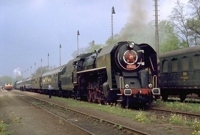 Sdbhmen im Mai 1982,Lok 475.1142 (Skoda 1950 mit Stokerfeuerung)
bei einem Zwischenhalt.(Archiv P.Walter)