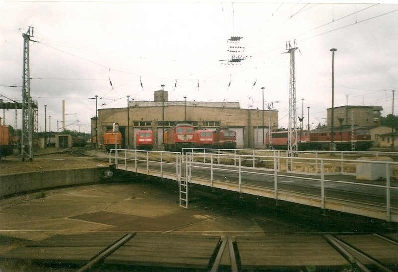 Sdlich von Berlin gibt es das kleine rtchen Seddin.Hier befindet sich ein groer Rangierbahnhof der grer ist als der Ort selber.Zu DDR-Zeit war der Rangierbahnhof ein wichtiger internationaler Rangierbahnhof.Zu einen Rangierbahnhof gehrt auch ein Bw.Mit diesen Bild werde ich den Auftakt machen und in nchster Zeit weitere Bilder hinzufgen.
