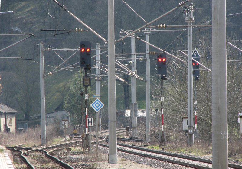 Sdliche Ausfahrt, am Lichtsignal P501 Richtungsanzeiger rechts nach Fichtenberg links nach Untergrningen, 4.3.07