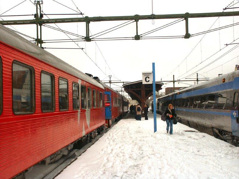 Sundsvall C im April 2006-
links der Zug der Mittlinjen nach stersund-
rechts der X2000 Expre nach Stockholm