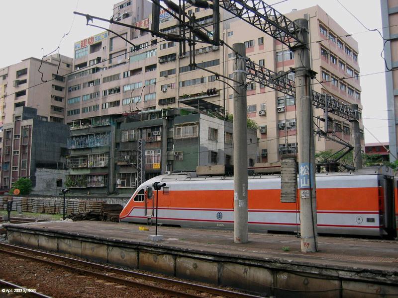 Sung-Shan Station
EMU Fernverkehr, Hersteller Nigel Union Sdafrika
(im Vordergrund rechteckige Abspanngewichte, statt der runden bei uns, es gibt auch keinen Radspanner, wie wir ihn kennen)