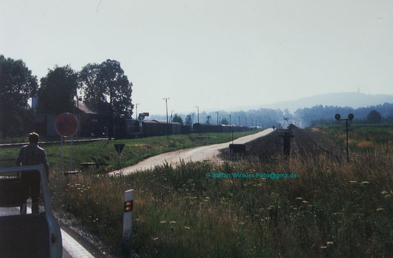 Super-Raritt aus dem Dia-Archiv: Der Straenbergang in die CSSR von Schirnding nach Cheb im Jahr 1987. Ich fuhr mit einem Freund auf Visum nach Karlsbad. Vor der tschechischen Abfertigung war Stau. Die Leute standen neben Ihren Autos. Das war die Chance, unauffllig das Bild dieses Gterzuges am Bf. Pomezi zusammen mit den Grenzanlagen zu machen.... Leider war Gegenlicht, aber ich hoffe die historische Begebenheit entschdigt dafr. Aus meinem Archiv...