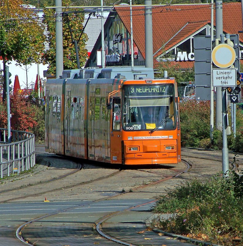 SVZ-Tw 908 als L3 (Eckersbach - Neuplanitz) in Zwickau, Hst. Stadthalle, 19.10.09.
