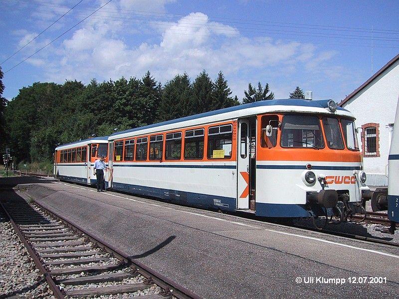 SWEG MAN VT+VS Gespann am 12.07.2001 im Bahnhof Neckarbischofsheim Stadt. Auch heute noch sind auf der Strecke Neckarbischofsheim - Hffenhardt diese Zge alltglich zu sehen.