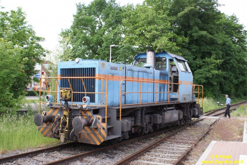 SWEG V 103 steht im Bf Breisach, zuvor schleppte sie den   Eierkopf   ab nach Breisach. 
