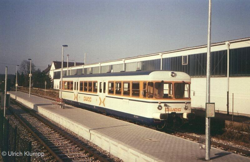 SWEG VT 108 im Jahr 1990 in Mnzesheim (Strecke Bruchsal-Menzingen). Der VT hat heute die Bezeichnung VT 452, ist wei/rot/grau lackiert und gehrt zum Bestand der AVG, die ihn im Sonderzugverkehr einsetzt.