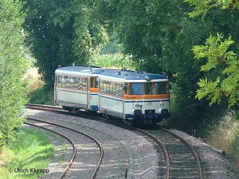 SWEG VT 9 mit Steuerwagen (beide MAN) am 21.07.2004 kurz vor dem Bahnhof Siegelsbach. Das linke Gleis fhrt zum Militrdepot.