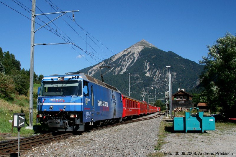Swisscom Werbelok Ge 4/4 III 648  Susch  rauscht mit dem RE 1152 von St. Moritz nach Chur durch die Station Alvaneu. Nur ganz wenige Zge frh morgends und abends halten hier noch. (30.08.2008)