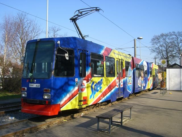 SWK 832 am 21.3.2009 an der Endhaltestelle der Linie 043 am Uerdinger Bahnhof