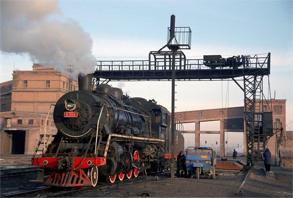 SY0304 wartet bei eisigen Morgentemperaturen im November 2002 auf neue Einsaetze in Pinzhuang.