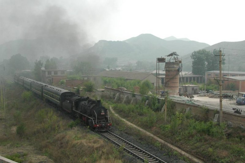 SY1299 mit Regionalbahn auf dem Minensystem von Nanpiao. Rechts sieht man einen Kalkbrennofen. Mai 2008