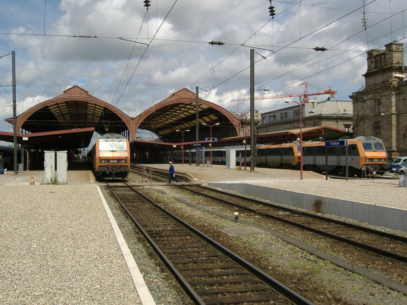 Sybic-Hochbetrieb im Straburger Hauptbahnhof.
Links steht die BB 26158 mit einem TER200 (einem max.200km/h schnellen Regionalzug) Richtung Mulhouse. Rechts macht sich BB 26006  zusammen mit einer weiteren BB 26000 mit dem verspteten EC 91 auf den Weg  Richtung Schweiz.

28.05.2006 Strasbourg