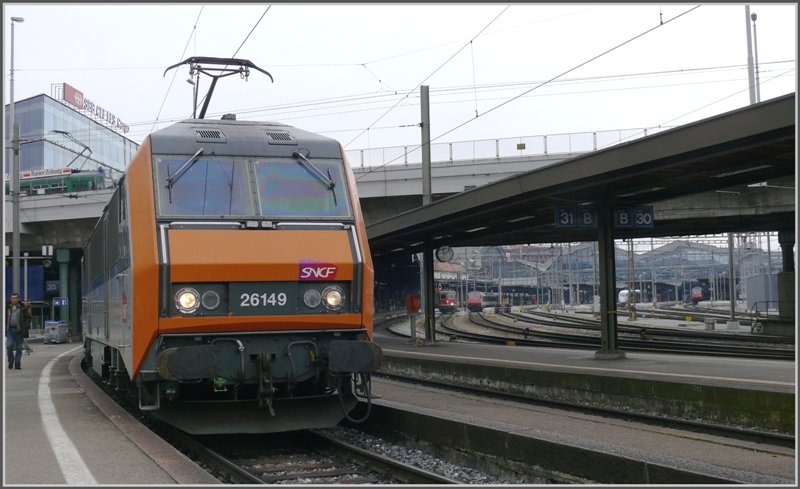 Sybic Lok 26149 steht abfahrbereit mit einem TER200 in Basel SNCF. Darber ein Tram und rechts hinten der SBB Teil von Basel. (08.04.2008)
