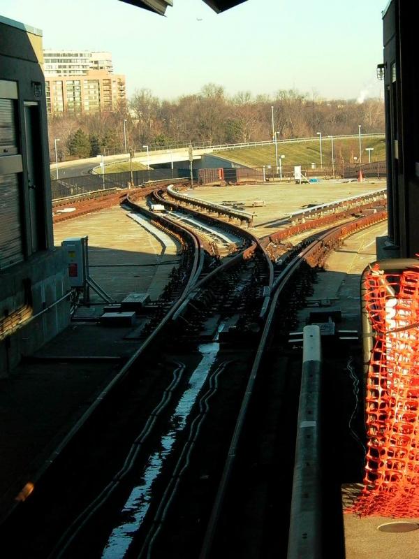 Symmetrische Auenbogenweiche in der Station Ronald Reagan National Airport der Metro Washington, D.C. (Januar 2004).