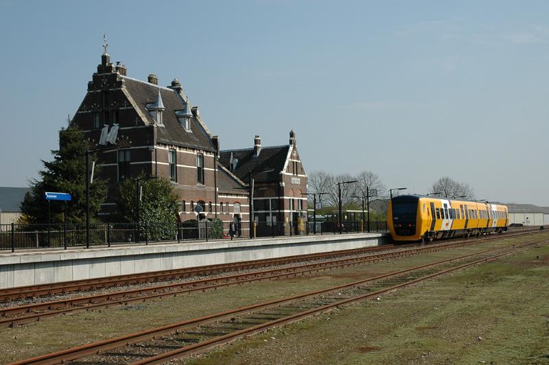 Syntus betreibt seit 1. April die Strecke Tiel-Arnheim teils mit von der NS bernommenen Triebzge BR 3400. Syntus 53 in Kesteren 04.04.2005.