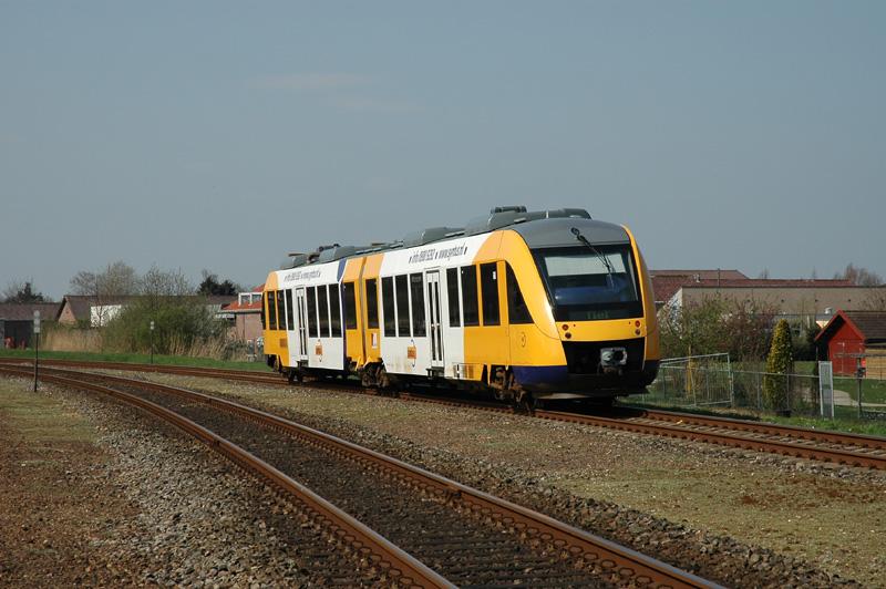 Syntus LINT 43 verlsst Bahnhof Kesteren im Richtung Tiel. 04.04.2005