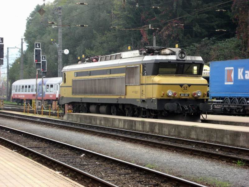 SZ 363.007 wartet am 13.10.2006 im sterreichischen Grenzbahnhof Spielfeld-Stra auf ihren nchsten Einsatz
