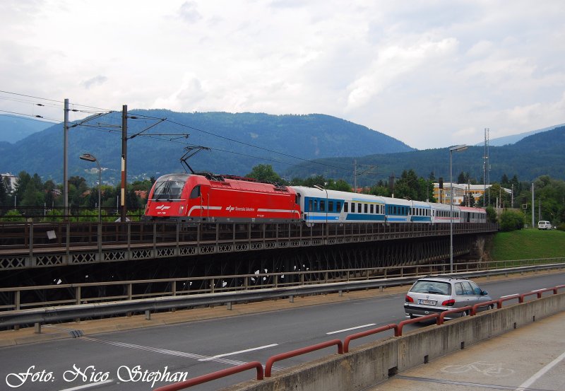 SZ 541-108 passiert mit IC 311 Villach Hbf. - Zagreb Gl. kol. die bekannten Villacher Draubrcken (sterreichurlaub 10.08.09)