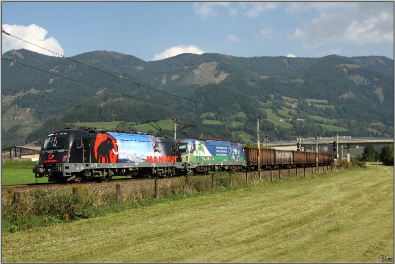 SZ 541 Werbetandem bestehend aus den Loks 541 104  Mammut  und 541 001  Alpenkonvention  fahren mit dem Kohlestaubzug G 48442 von Villach nach Linz.Wegen der Tauernbahnsperre wurde dieser Zug ber den Schoberpass gefahren.
Gaishorn 23.09.2009