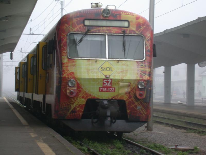 SZ 715-122 wartet auf Passagiere im nebligen Ljubljana. (09.10.2001)