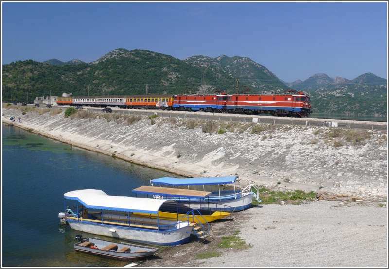 SZ432 Bar - Beograd auf dem Lesendro-Damm am Skutarisee mit zwei Loks der BR461. (31.07.2009)