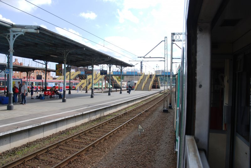 SZCZECIN (Woiwodschaft Westpommern), 16.06.2007, Blick aus dem Zug auf Bahnsteig 2 in Szczecin Główny