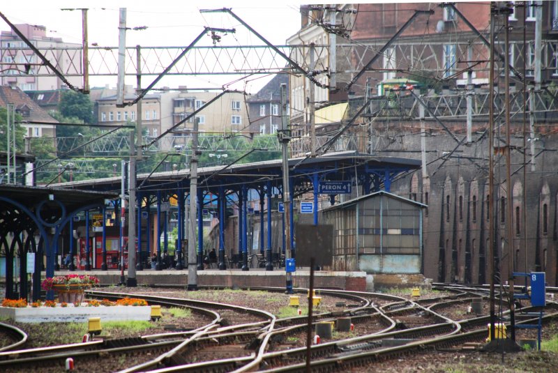 SZCZECIN (Woiwodschaft Westpommern), 26.07.2009, Blick von der Straße Owocowa auf den Bahnsteig 4 des Hauptbahnhofs
