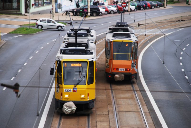 SZCZECIN (Woiwodschaft Westpommern), 26.07.2009, Straßenbahnlinie 8 nach Gumieńce (tatsächlich aber in die Gegenrichtung nach Basen Górniczy) und Straßenbahnlinie 2 nach Dworzec Niebuszewo nahe der Haltestelle Brama Portowa