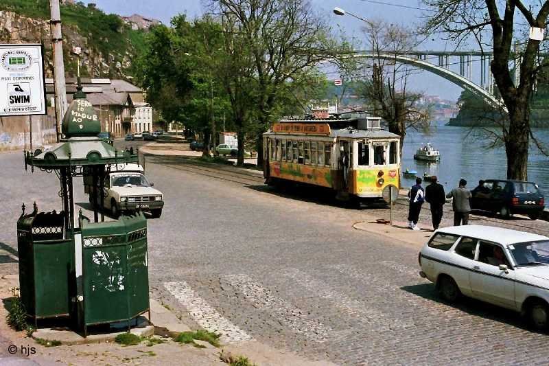 Szenerie am Douro-Ufer (Rua do Ouro) mit Tw 275 (11. Mai 1988). Im Hintergrund die Arrbida-Brcke.