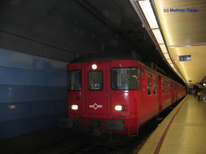 SZU BDe 4/4 594 Langnau a.A. fhrt zur Zeit in den Stosszeiten noch Kurse ab Zrich nach Langnau und zurck. Die Foto entstand am 24.08.07 in Zrich HB