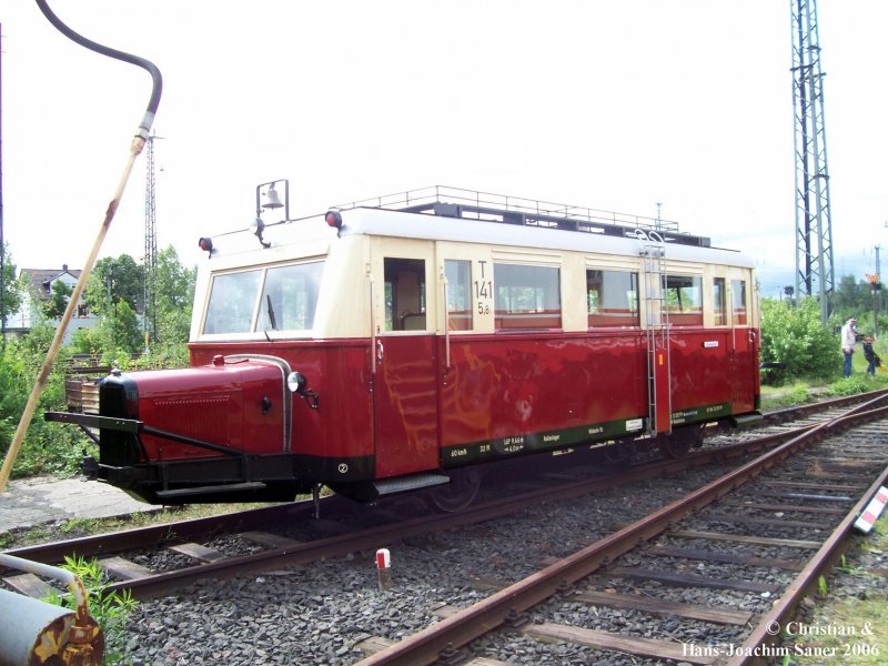 T 141 (Schweineschnuzchen) des Eisenbahnmuseums Darmstadt Kranichstein auf „groer
Fahrt“ zum Stellwerk Kranichstein.      

