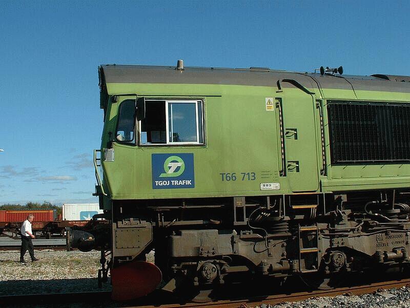 T 66 713 am 08.09.2002 mit Gterzug in Fauske/Norwegen.