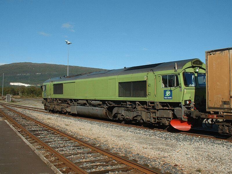 T 66 713 am 08.09.2002 mit Gterzug in Fauske/Norwegen.