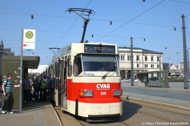 T3-M Treibwagen 519 mit Beitriebwagen und Beiwagen. An der Haltestelle Hauptbahnhof. (11.4.2009)