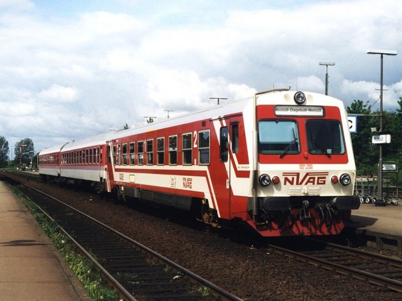 T4 der NVAG (Nordfriesische Verkehrsbetriebe AG) mit Nahverkehrszug Niebll-Dagemll Mole auf Bahnhof Niebll am 16-5-1999. Bild und scan: Date Jan de Vries. 