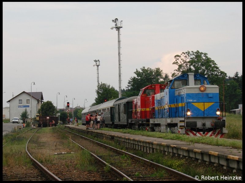 T466.0007 und T466.0253 in Bystrice nad Pernstejnem mit 14920 nach Zdar nad Sazavou am 04.07.2009