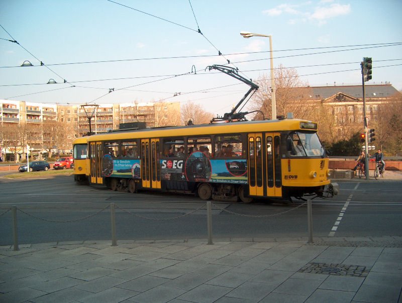 T4D 224 202-7 mit Werbung fr die SOEG (Schmalspurbahn Zittau) am Neustdter Markt (Goldener Reiter) beim Abbiegen auf die Augustusbrcke. Hintendran noch TB4D 244 007-3. (Linie 8 / 2.04.07)